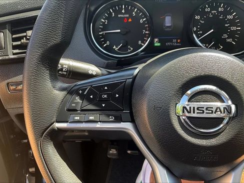 Used 2020 Nissan Rogue S FWD image 11