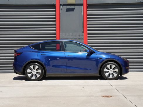 Used 2023 Tesla Model Y 2WD image 4
