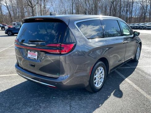 Used 2023 Chrysler Pacifica Touring-L FWD image 8