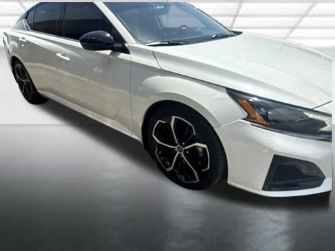 Used 2023 Nissan Altima 2.5 SR FWD image 1
