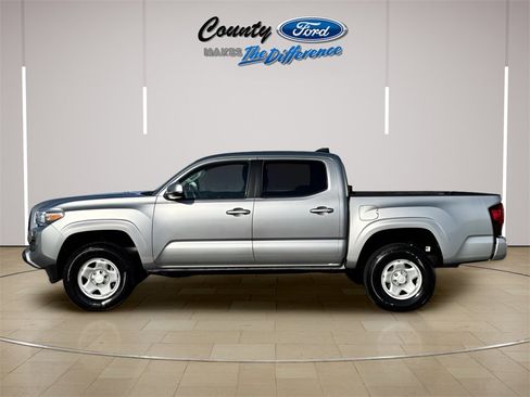 Used 2022 Toyota Tacoma SR image 3
