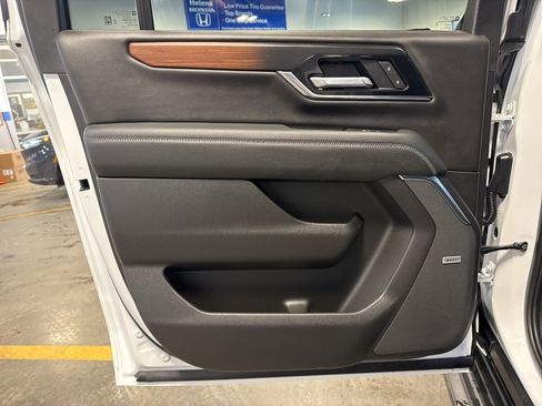 Used 2025 GMC Yukon XL Denali image 28