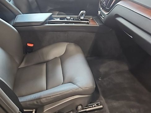 Used 2023 Volvo XC60 B5 Plus image 13