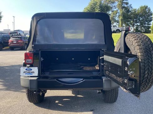 Used 2018 Jeep Wrangler Unlimited Sahara w/ Connectivity Group AWD/4WD image 5