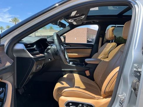 Used 2022 Jeep Grand Cherokee Summit w/ Advanced Protech Group IV AWD/4WD image 11