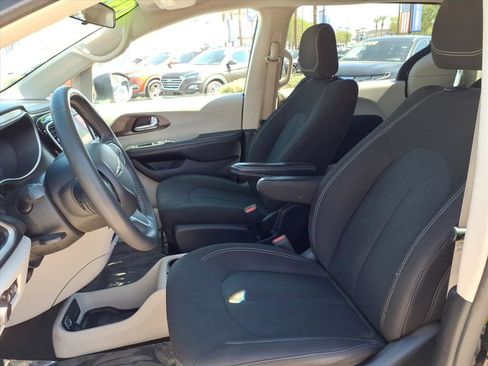 Used 2022 Chrysler Voyager LX image 21