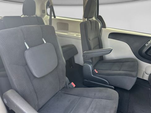 Used 2019 Dodge Grand Caravan SE w/ UConnect Hands-Free Group FWD image 17
