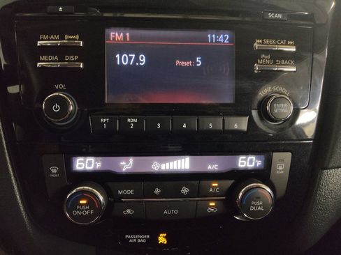 Used 2017 Nissan Rogue SV image 25