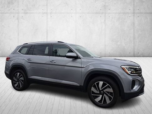 Used 2025 Volkswagen Atlas SEL image 3