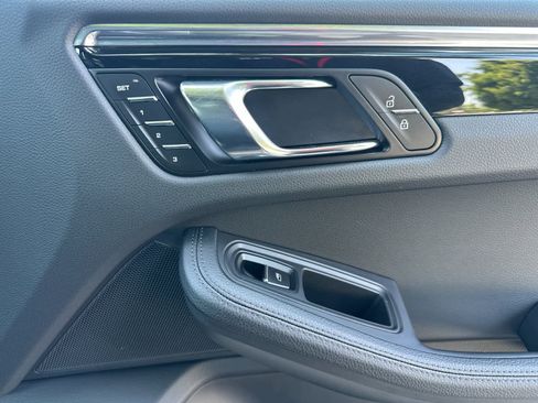 Certified 2025 Porsche Macan AWD/4WD image 19