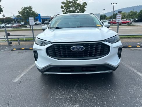 Used 2023 Ford Escape SE w/ PHEV Premium Package FWD image 2