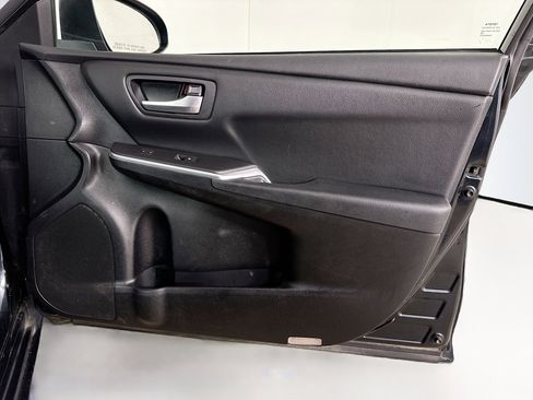Used 2016 Toyota Camry SE image 30