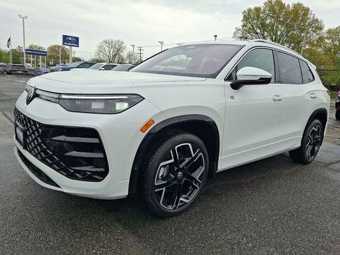 New 2026 Volkswagen Tiguan SEL R-Line image 2