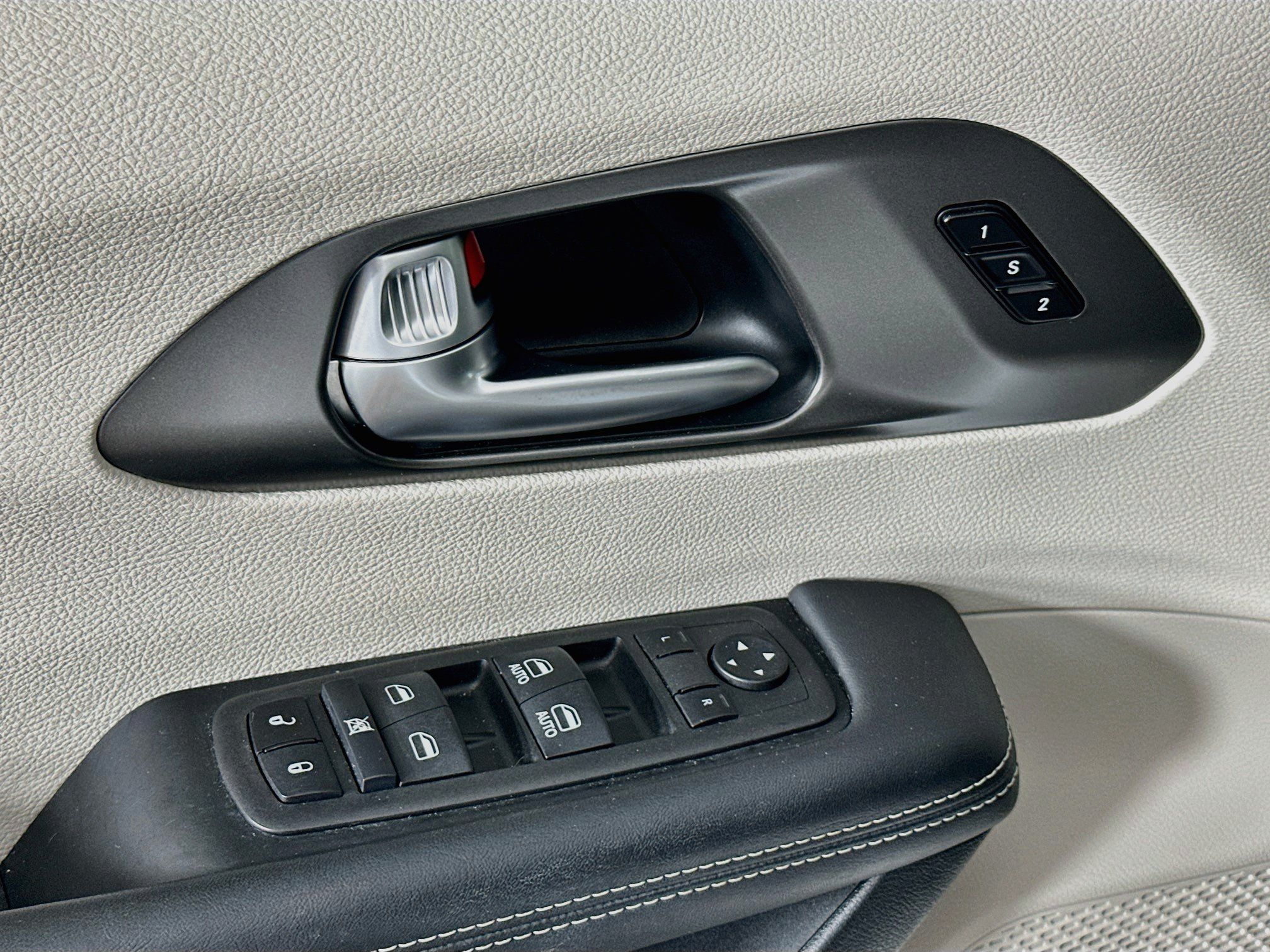 Used 2024 Chrysler Pacifica Touring-L FWD image 15