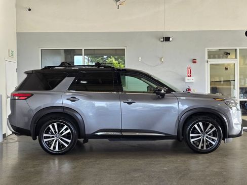 Used 2025 Nissan Pathfinder Platinum AWD/4WD image 4