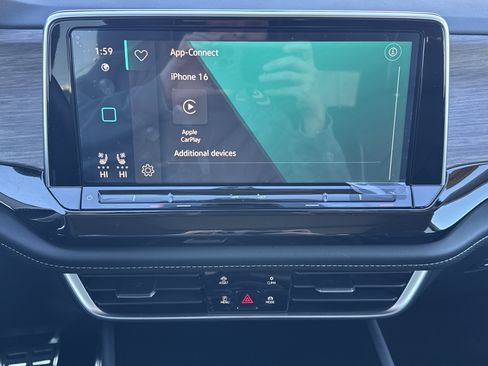 Used 2025 Volkswagen Atlas SEL Premium R-Line image 12