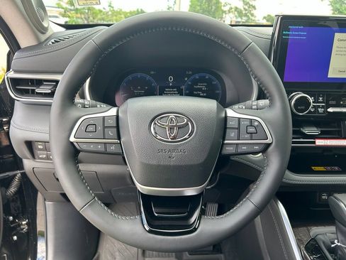 Used 2026 Toyota Highlander Limited AWD/4WD image 19