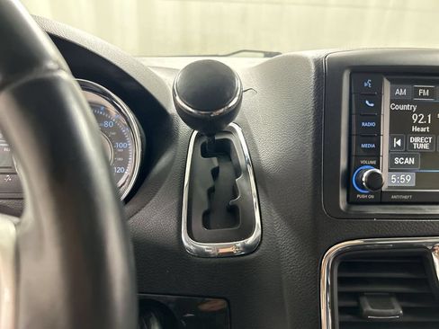 Used 2014 Chrysler Town & Country Touring FWD image 17
