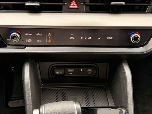 Used 2025 Kia Sportage EX image 21