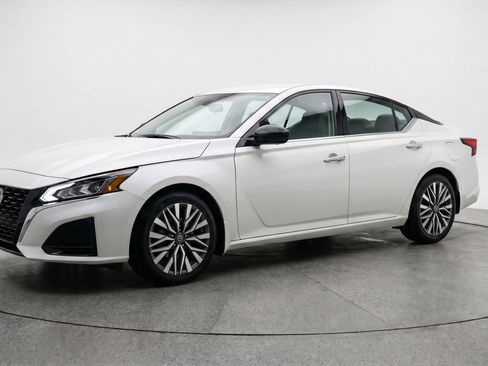 Used 2025 Nissan Altima 2.5 SV FWD image 3