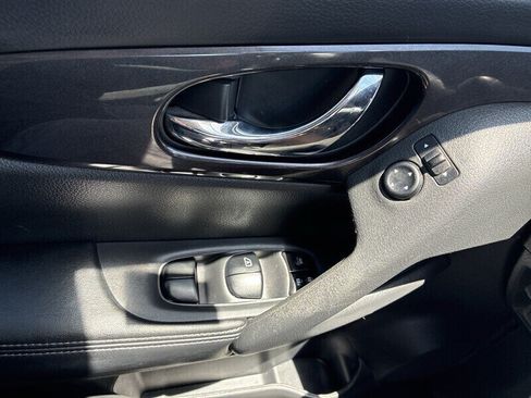 Used 2018 Nissan Rogue SV AWD/4WD image 13