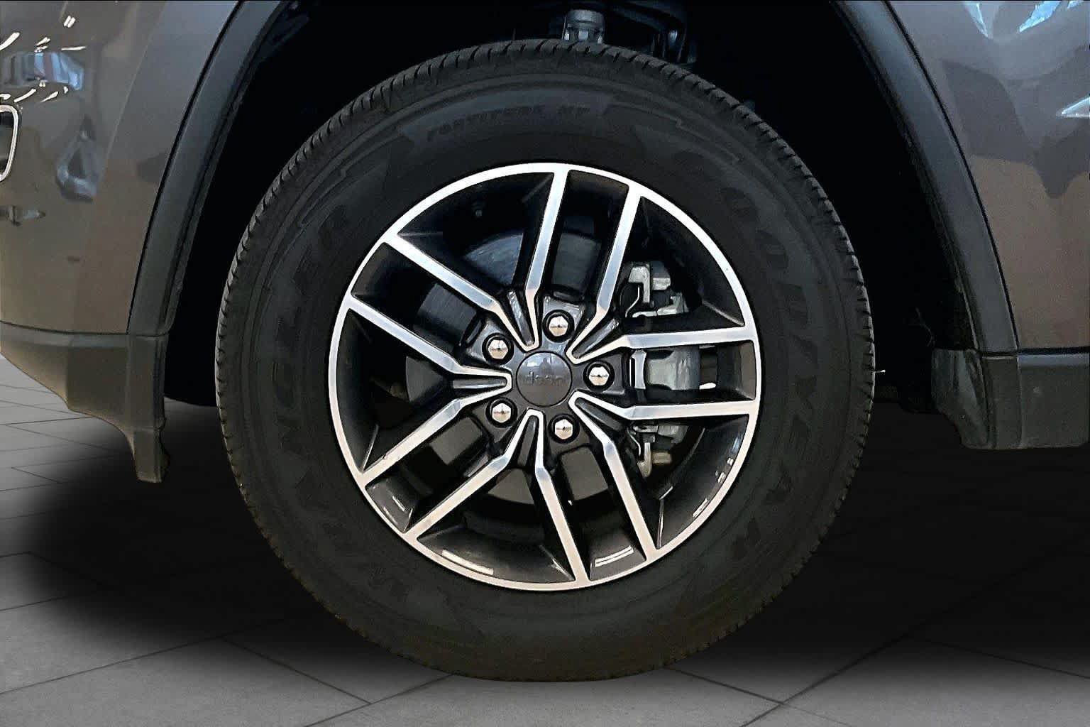 Used 2019 Jeep Grand Cherokee Limited w/ Luxury Group II RWD image 10
