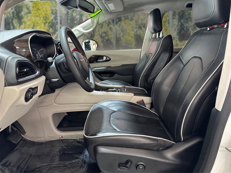 Used 2023 Chrysler Pacifica Limited FWD image 9