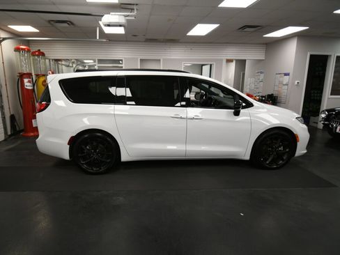 Used 2025 Chrysler Pacifica Limited FWD image 9