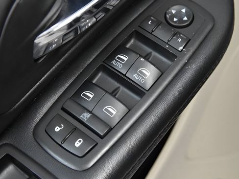 Used 2018 Dodge Grand Caravan SE w/ UConnect Hands-Free Group FWD image 33