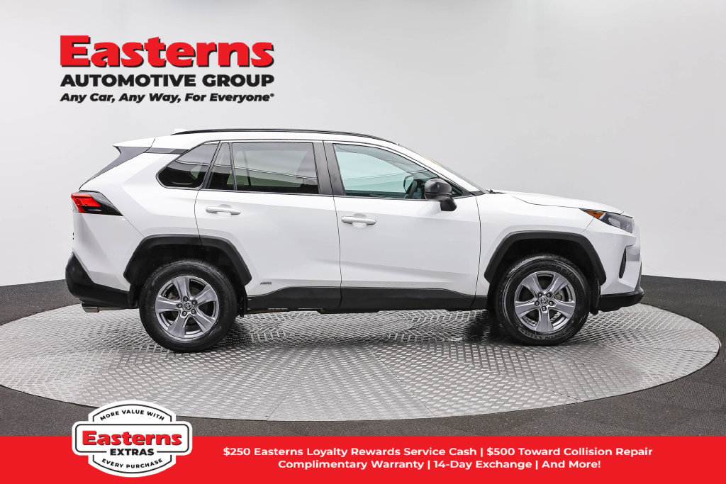 Used 2022 Toyota RAV4 LE AWD/4WD image 5