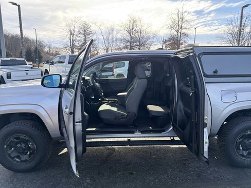 Used 2020 Toyota Tacoma SR image 29