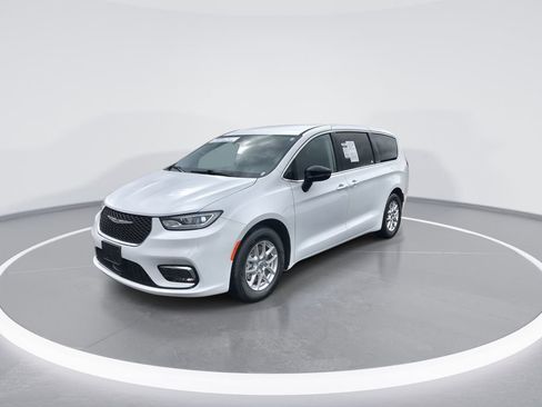 Used 2024 Chrysler Pacifica Touring-L image 4