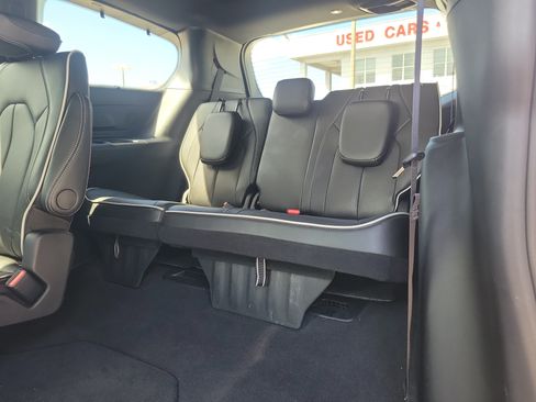 Used 2025 Chrysler Pacifica Limited w/ Trailer Tow Group FWD image 10