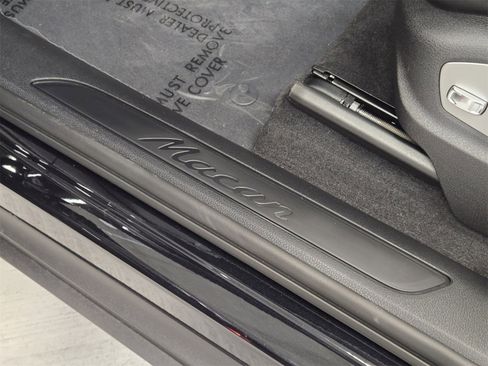 Used 2025 Porsche Macan Base image 29