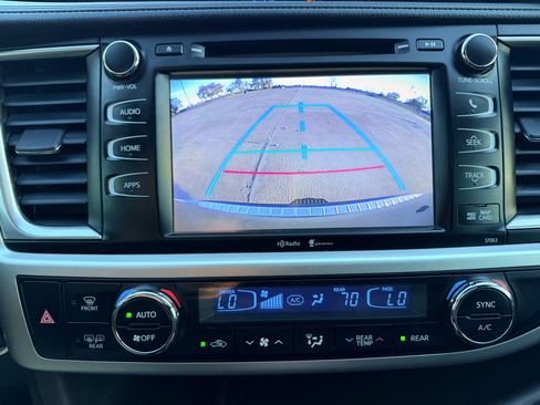 Used 2014 Toyota Highlander XLE image 21