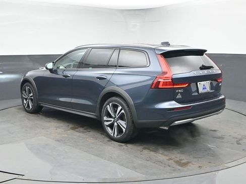 Used 2023 Volvo V60 B5 Cross Country Plus image 7