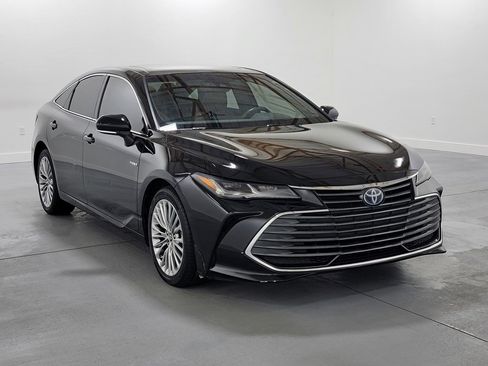 Used 2020 Toyota Avalon Limited image 2