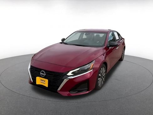 Used 2025 Nissan Altima 2.5 SV FWD image 7