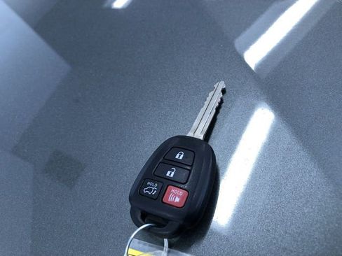 Certified 2019 Toyota Highlander Plus image 34