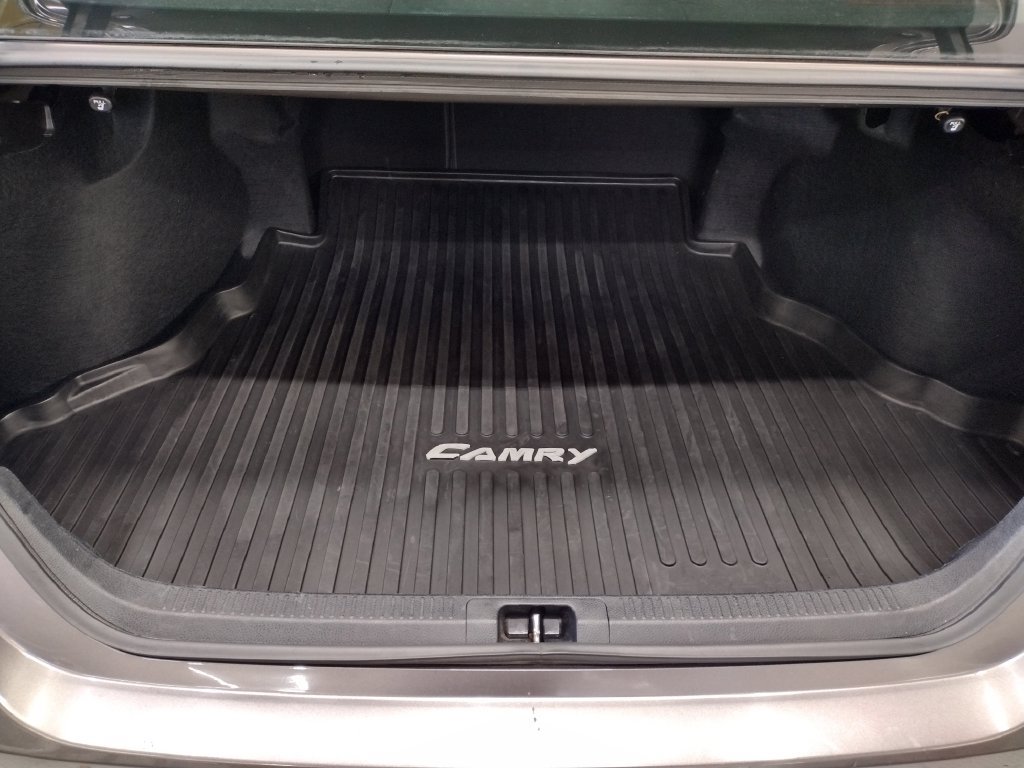 Used 2018 Toyota Camry LE FWD image 14