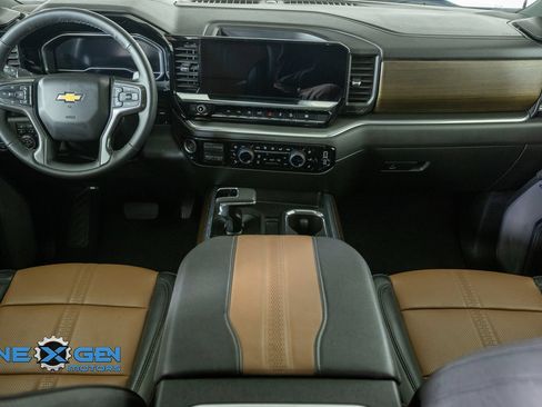 Used 2025 Chevrolet Silverado 1500 High Country w/ Technology Package AWD/4WD image 32