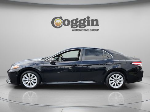 Used 2020 Toyota Camry LE image 2
