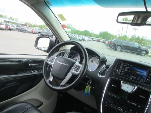 Used 2016 Chrysler Town & Country Touring image 26
