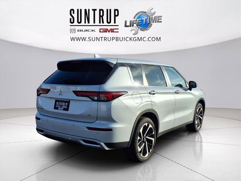 Used 2024 Mitsubishi Outlander SE image 3