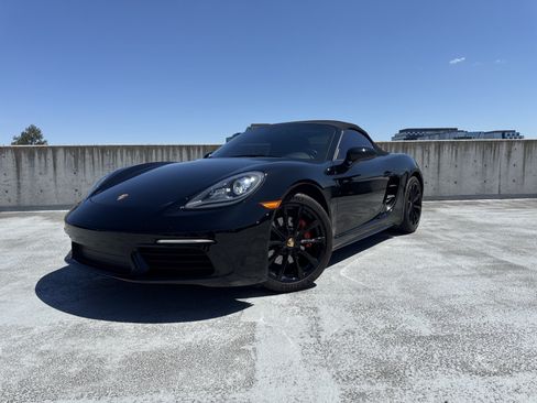 Used 2017 Porsche 718 Boxster RWD image 2