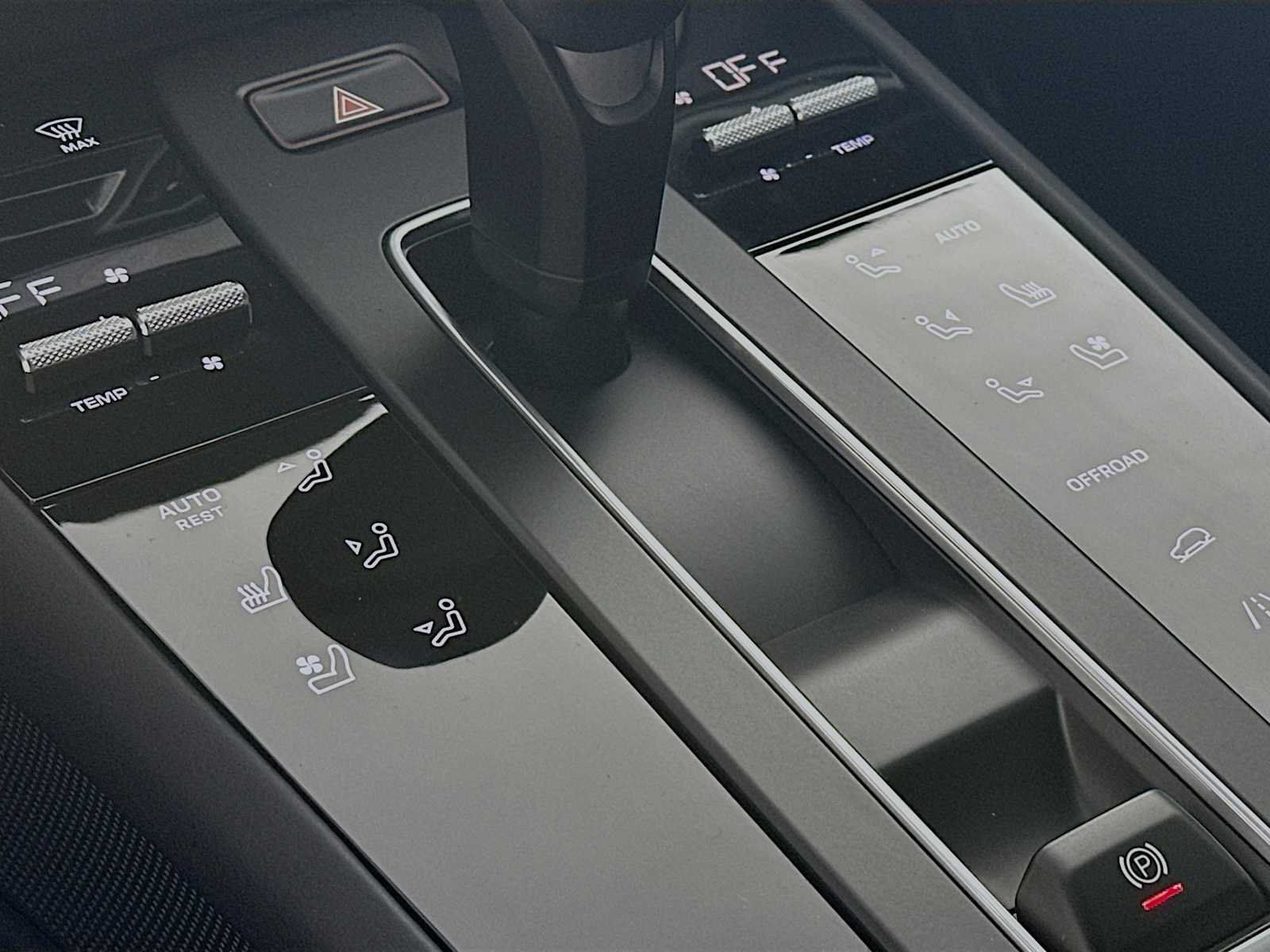 Certified 2025 Porsche Macan AWD/4WD image 22