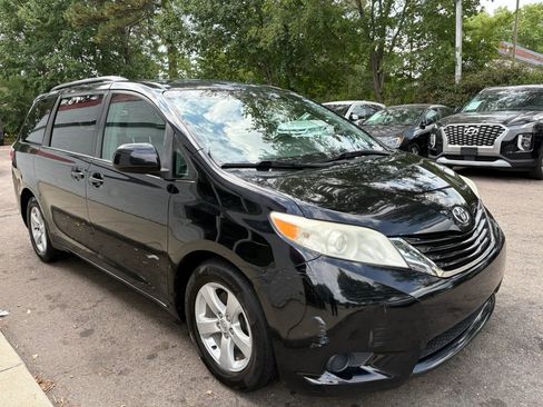 Used 2015 Toyota Sienna LE FWD image 4