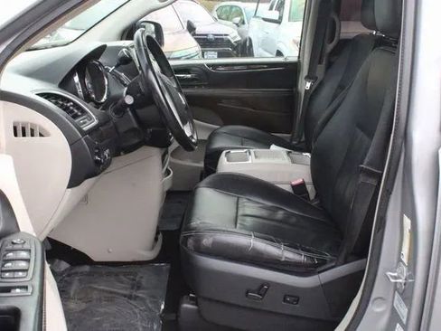 Used 2015 Chrysler Town & Country Touring image 34