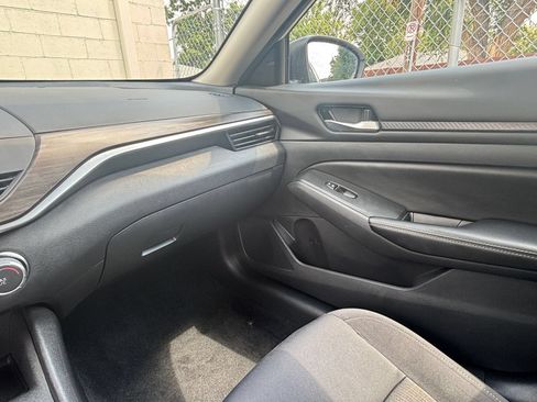Used 2025 Nissan Altima 2.5 SV FWD image 33