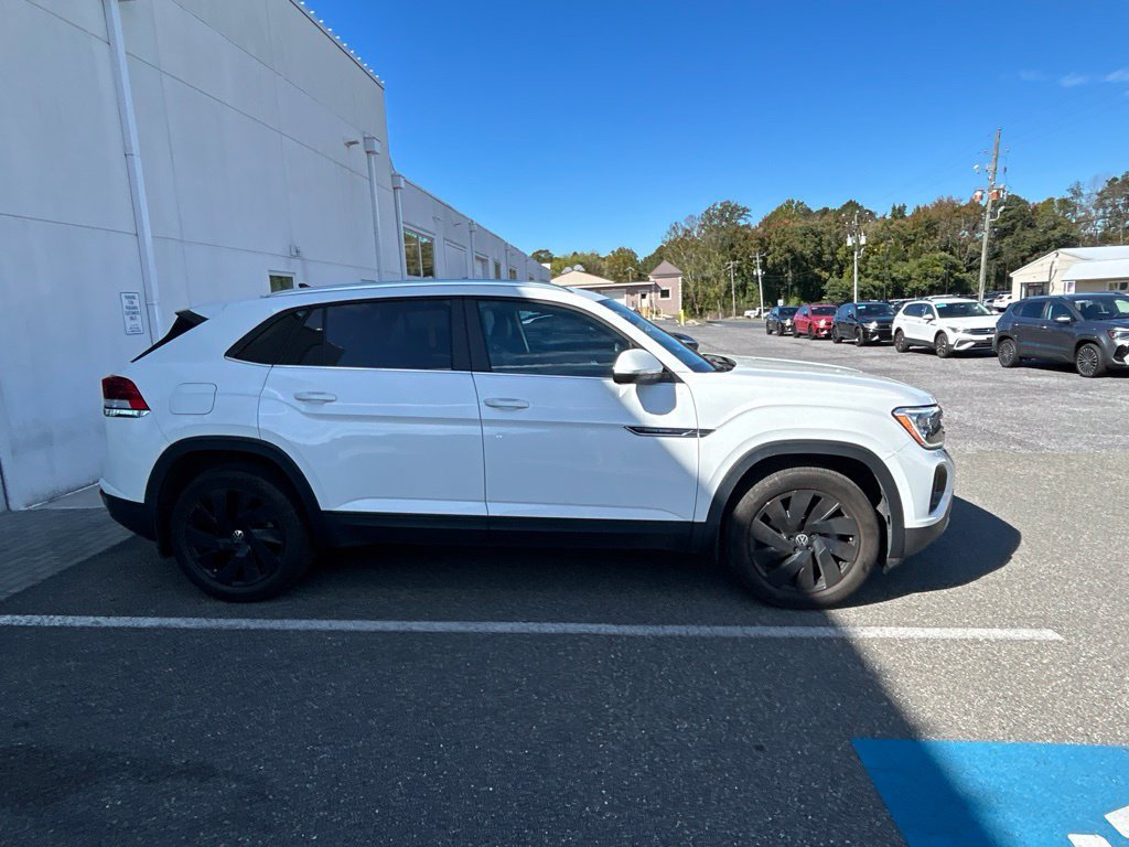 Used 2024 Volkswagen Atlas Cross Sport SE FWD image 4